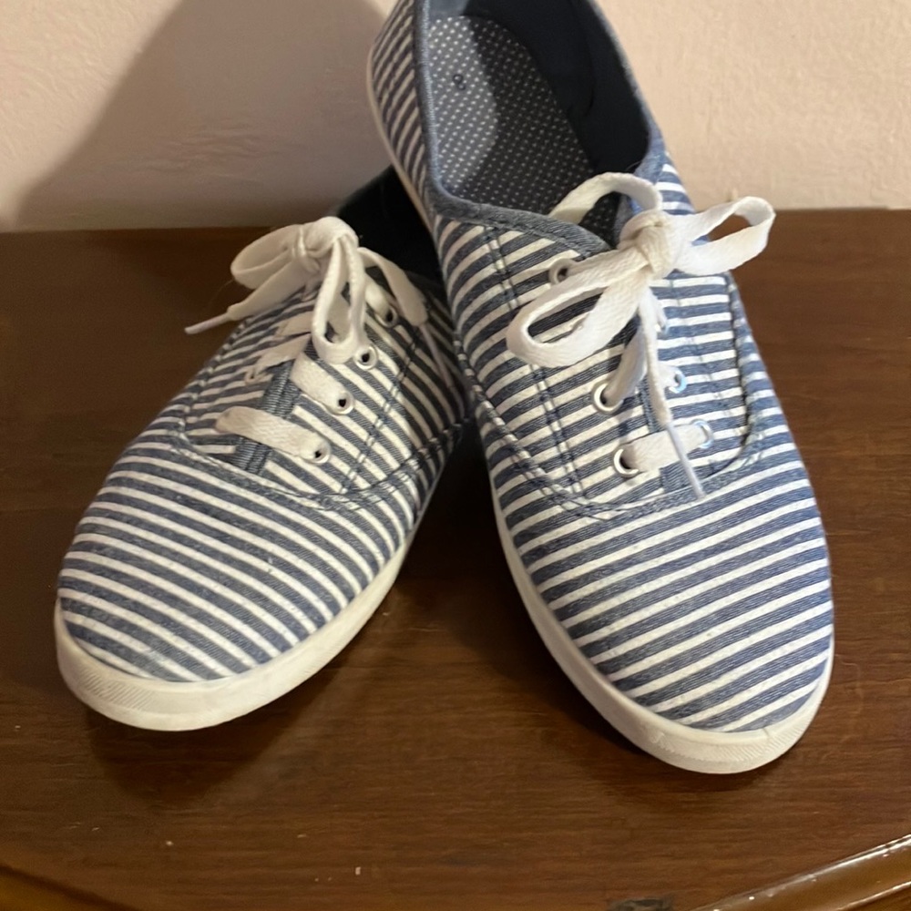 *Sneakers pin stripe